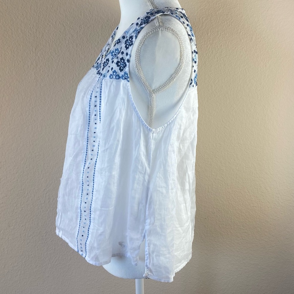 Abercrombie & Fitch White with Blue Embroidery Sz Small - Picture 3 of 7